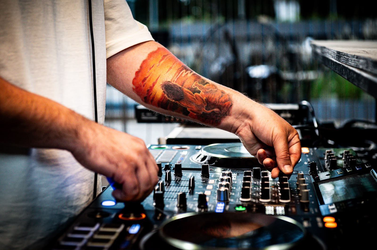 DJ Black Rum la mixer, în timpul unui eveniment