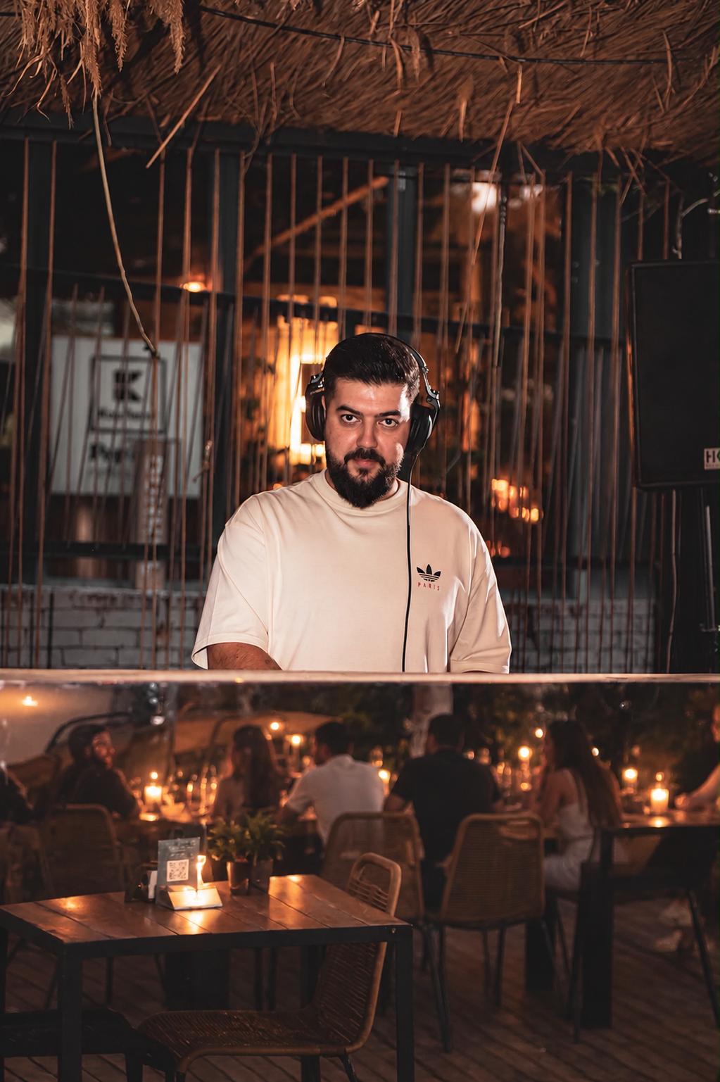 Portret DJ Black Rum la mixer