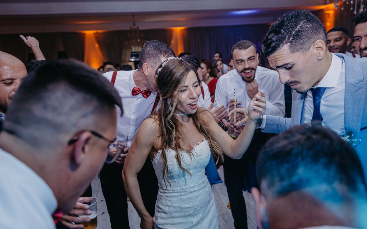 Mireasa dansând cu invitații la recepție